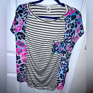Very soft short sleeved top. Size large. Very flattering!